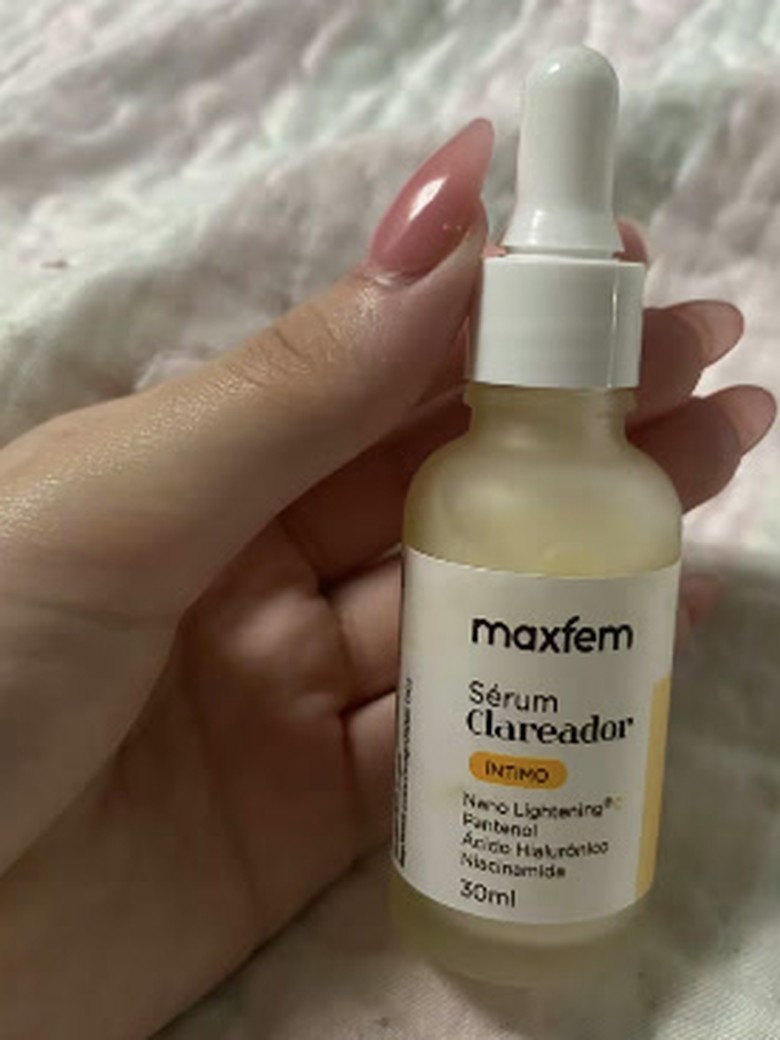 Avaliação de cliente: frasco do Sérum Clareador na mão