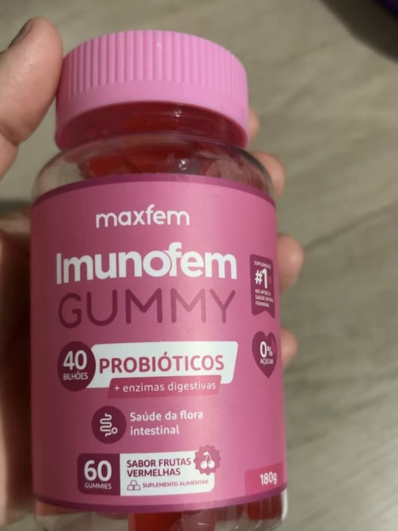 Foto da avaliação: pote de Imunofem Gummy na mão
