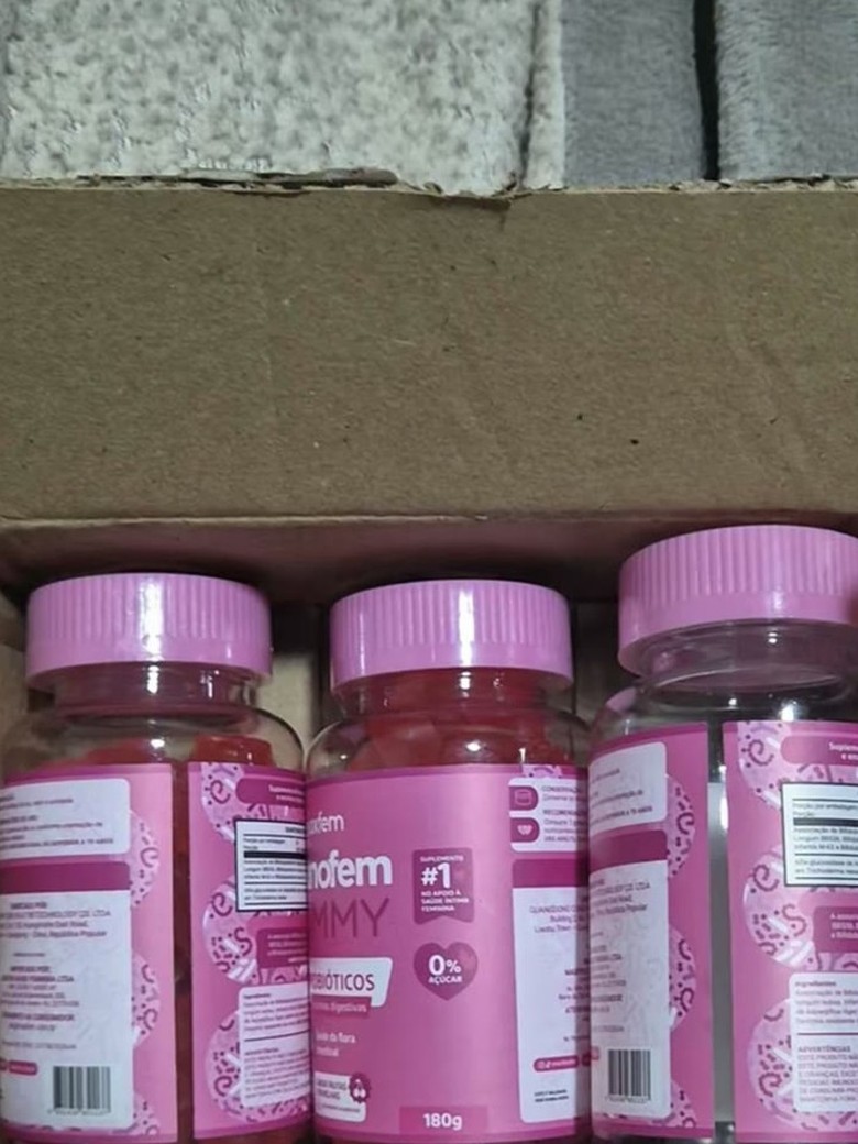 Foto da avaliação: potes de Imunofem Gummy na caixa