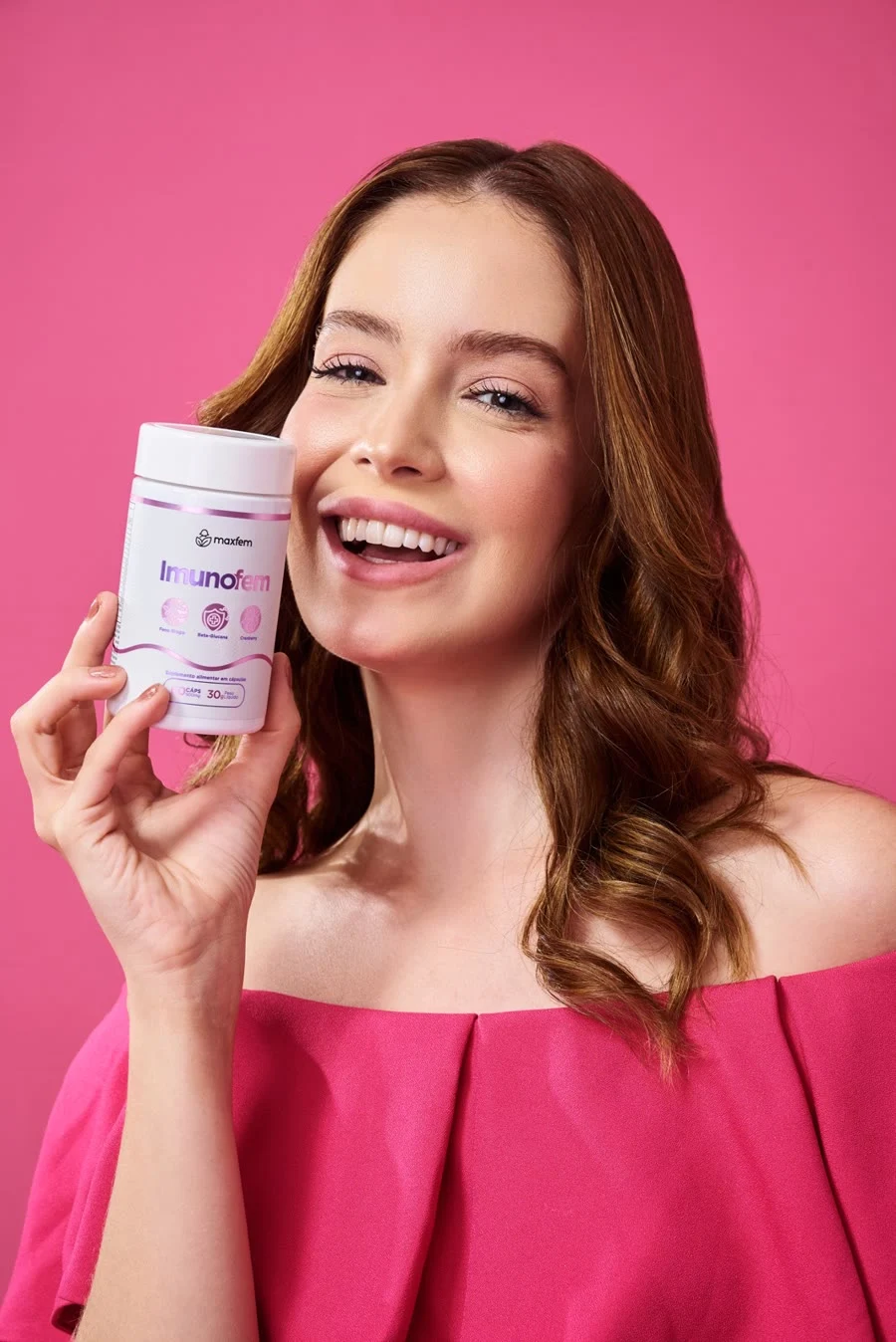 Mulher sorrindo segurando o pote de Imunofem